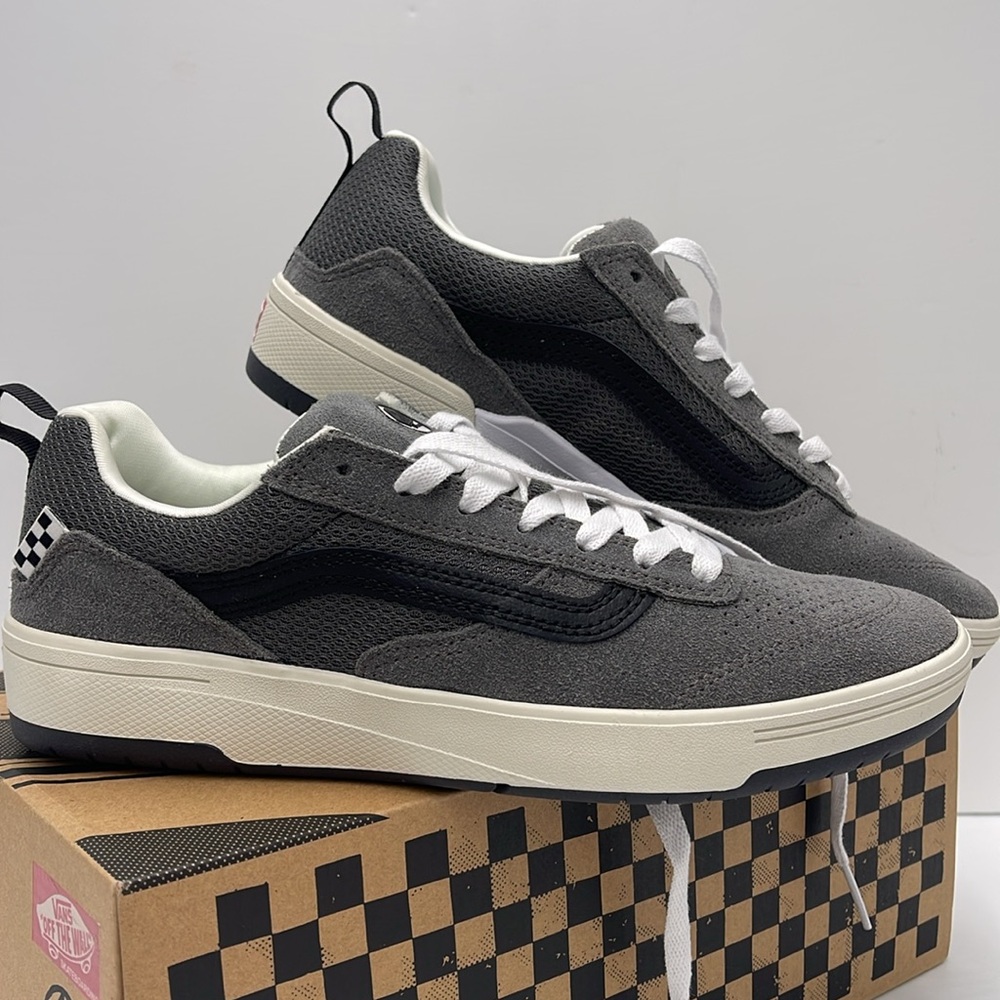 Vans WMNS Zahba Grey/Black
VN0007QQN43
Sneakers - Picture 7 of 16